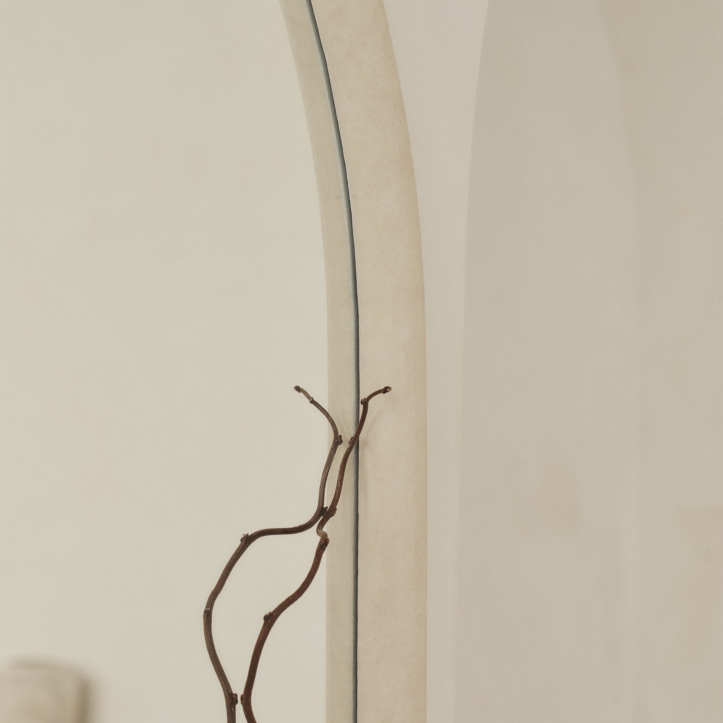 Elis – Extra großer, raumhoher, gewölbter Betonspiegel, 190 cm x 100 cm