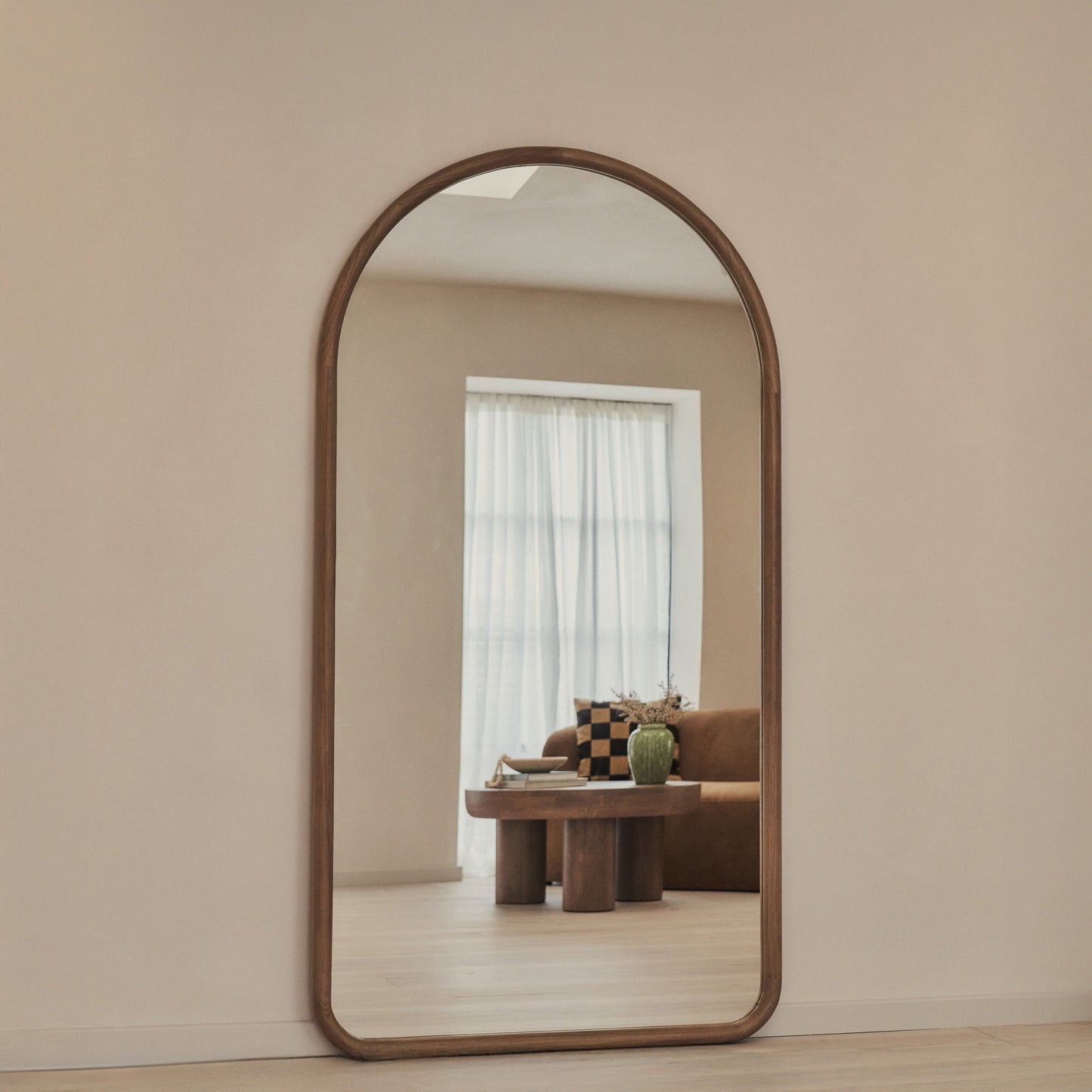 Milene – Extra großer, raumhoher, gewölbter Spiegel aus warmem Holz, 190 cm x 100 cm